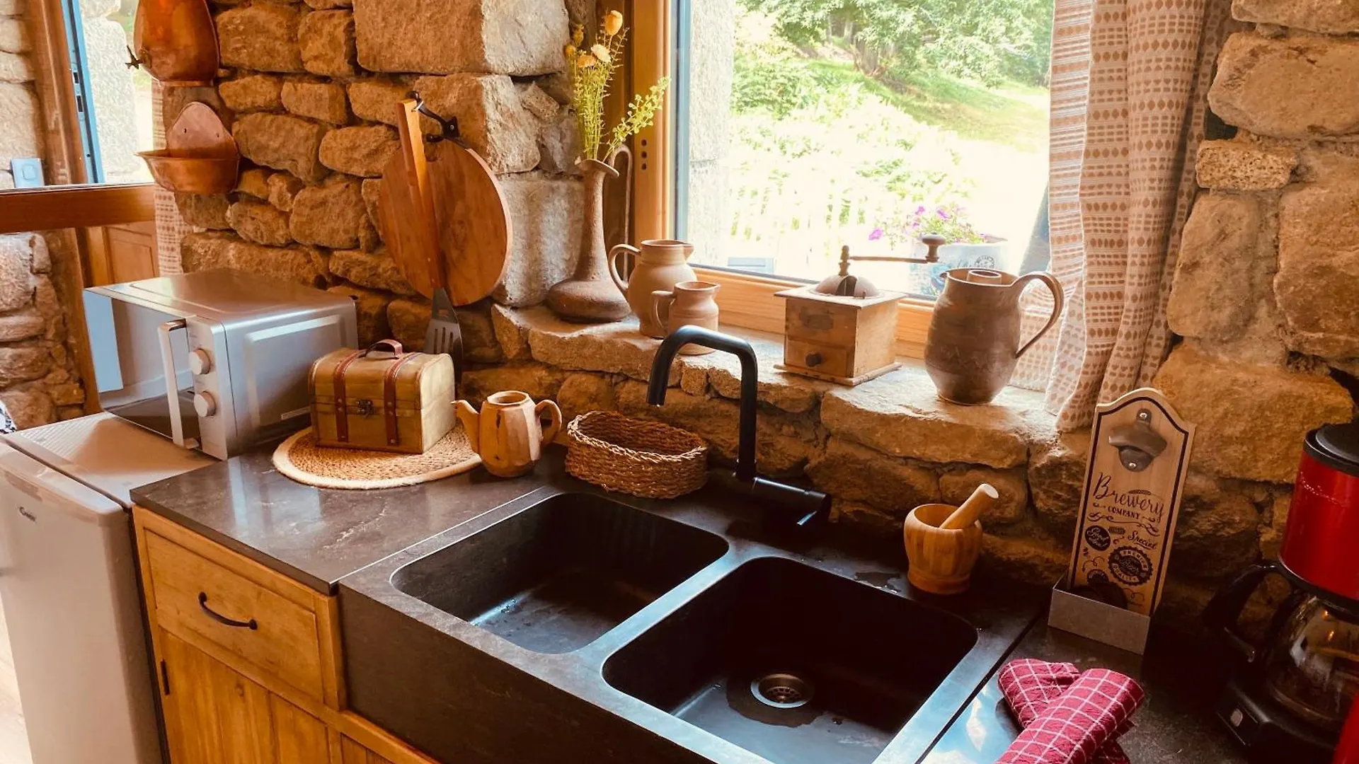 Petite Maison De Campagne Avec Vue Sur La Vallee Guern